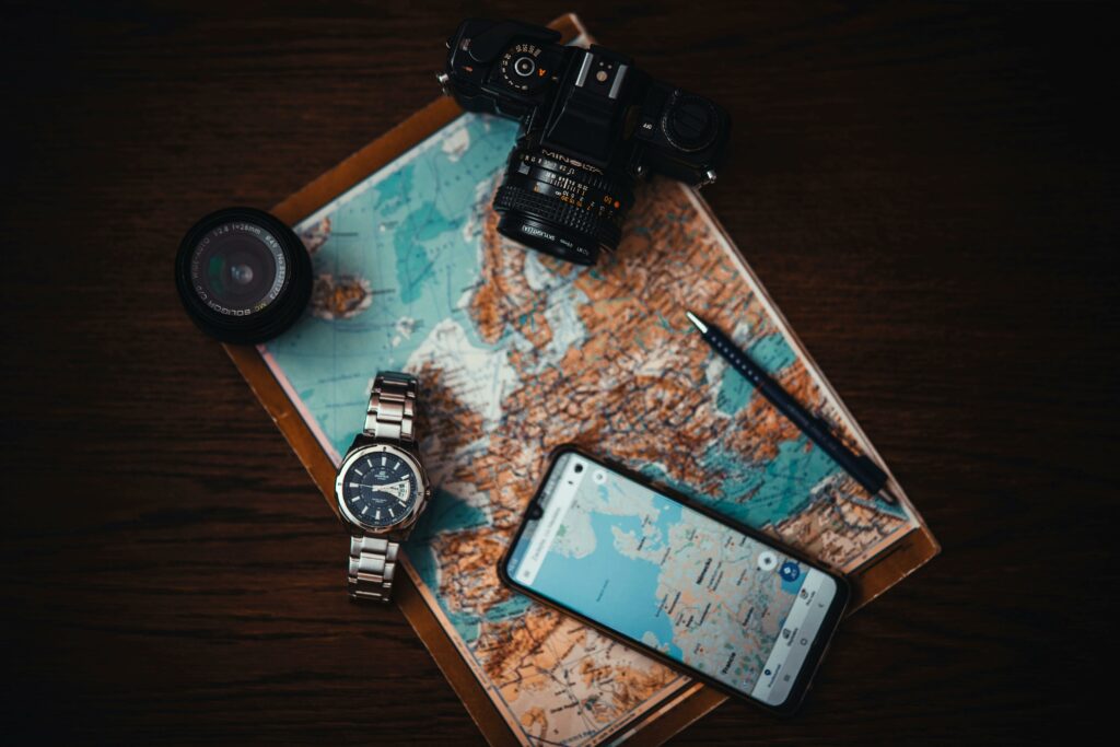 Préparation d’un itinéraire de road trip avec une carte et un ordinateur