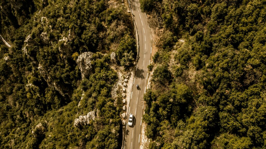 Voiture sur une route panoramique pendant un road trip à l’étranger
