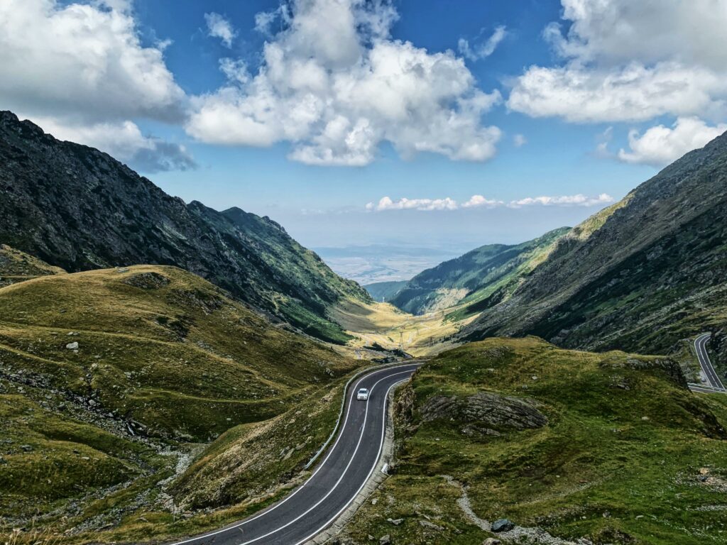 Voiture sur une route panoramique pour un road trip équilibré