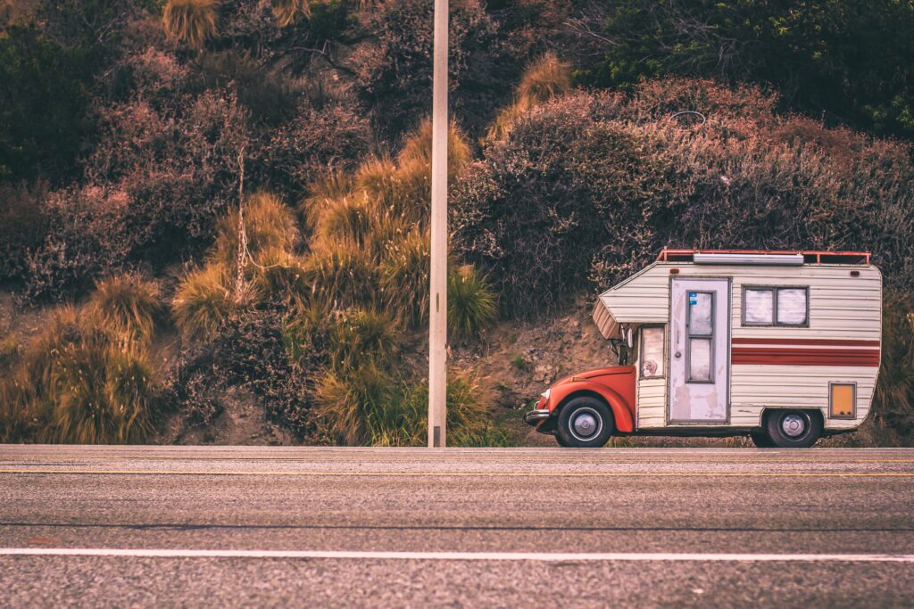 Road trip en voiture de location pendant un voyage sur mesure