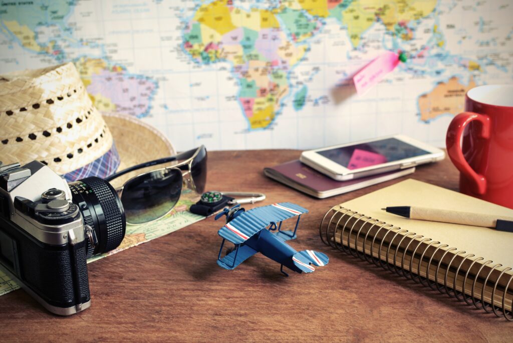 Préparation d’un voyage sur mesure avec carnet, carte et ordinateur par un travel planner à Metz
