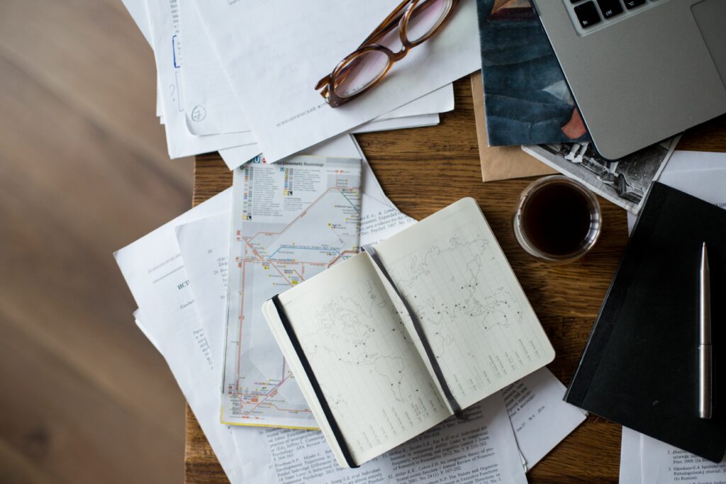 Travel planner préparant et optimisant le budget d’un voyage sur mesure