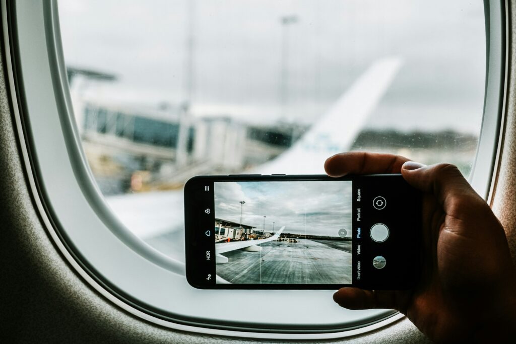 Utiliser une eSIM en voyage solo pour rester connecté