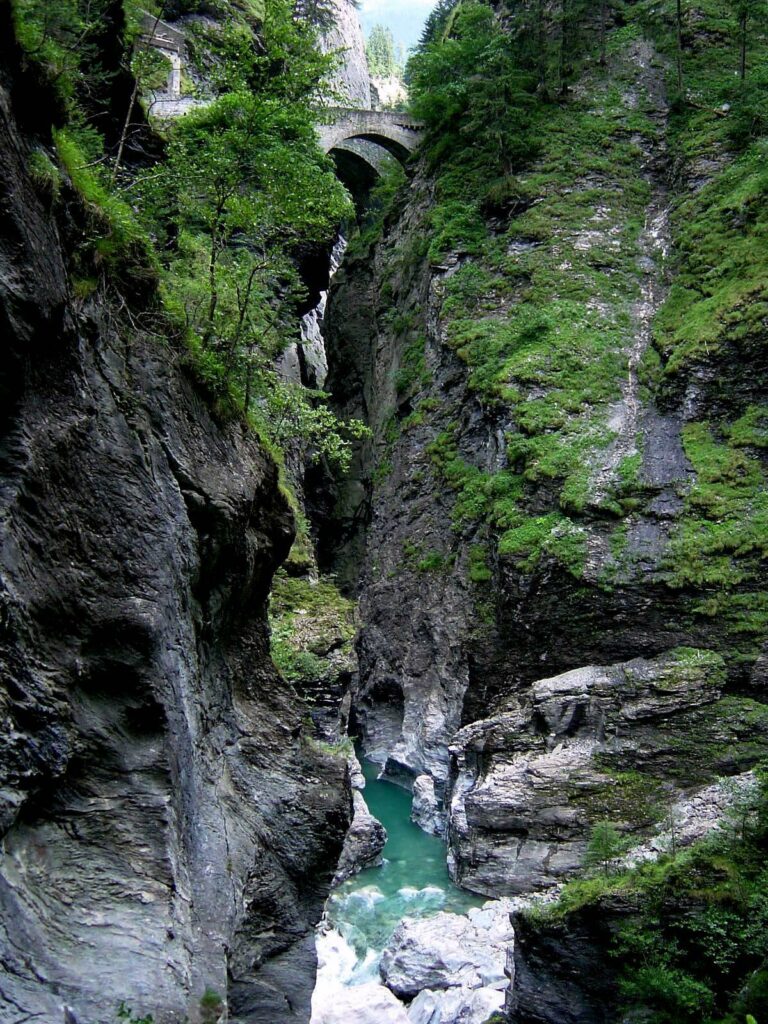 Visite des gorges de Viamala pendant un road trip en Suisse