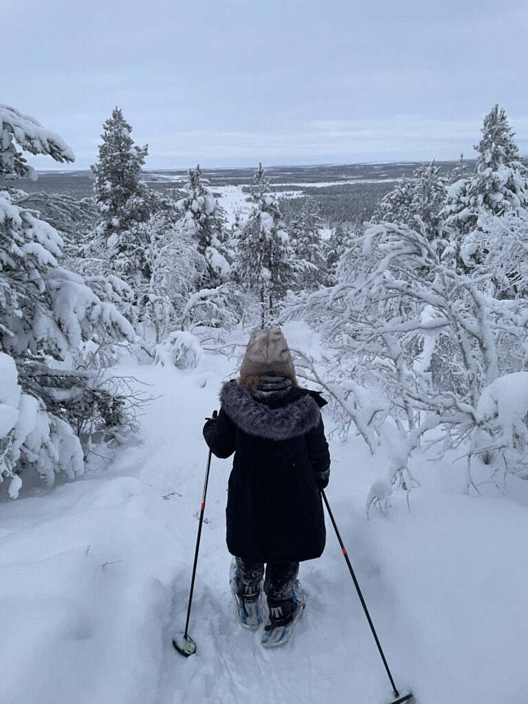Couple en promenade dans la neige pendant un séjour à la montagne