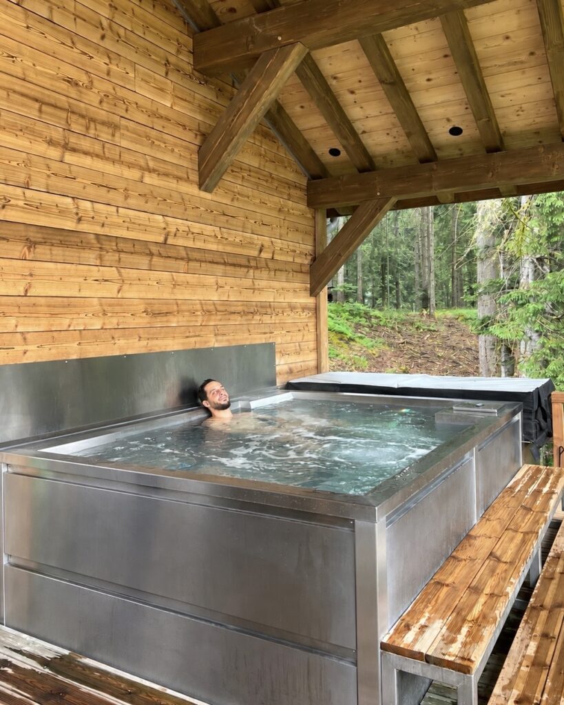 Spa avec vue sur les montagnes enneigées
